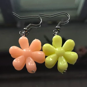 Blomm-örhängen - Örhängen med persika+gula blommor, alldrig använda 50kr inklusive frakt