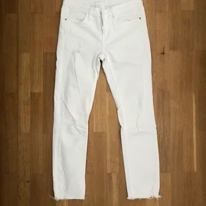 Vita tighta jeans  - Vita tighta jeans från Zaras kollektion 2019. Lite slitningar nere på jeansen, samt hål, vilket jag tycker är väldigt fint! 😍 Om ni har frågor eller funderingar så hör av er!  Frakt tillkommer! 
