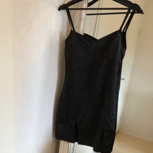 Stretchig klänning med slits - Har bara haft på den två gånger. Storlek L men den var liten på mig så mer som storlek medium. Köpte den från dollskill.