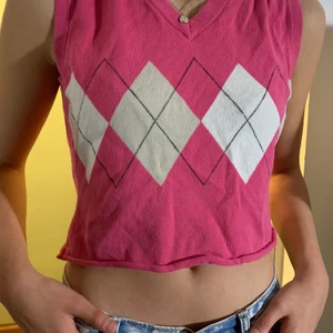 Stickad väst - Jättefin väst i stickat mönster. Köpt på second hand och avklippt vid midjan. Är storlek L men skulle säga att den passar XS-M 😊 