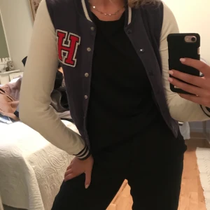 baseballjacka - Baseballjacka från Gina! storlek xs, köparen står för frakten (59kr)