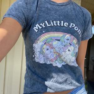 Svinball t-shirt från My Little Pony med sliten look. Köpt i London för några år sedan. Köpare står för frakt :)