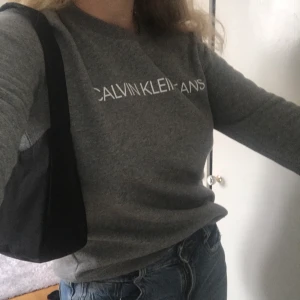 As snygg Calvin Klein tröja!! - Tjocktröja från Ck som är jättefin kvalite och knappt använd 💖💖 tröjan är storlek M men passar även på S