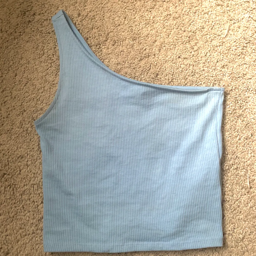 Snygg tröja från Gina Tricot som är använd fåtal gånger. Säljer pga att den inte kommer till användning. Frakt ingår i priset . Toppar.