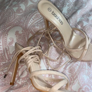 Klackar med snörning - Nude klackar med snörning med silverdetaljer. Klackhöjd 11,5cm