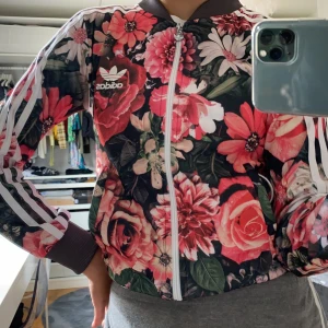 Adidas - Jätte fin adidas kofta säljer för att den är för liten drakjedjan med adidas märket har färgen försvunnit lite (: