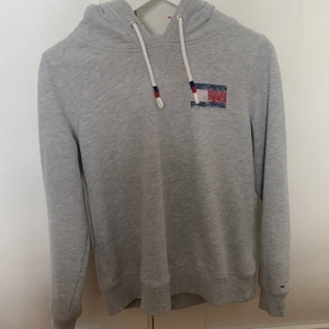 Tommy hilfiger munkis  - Säljer denna fina Hoodie från Tommy hilfiger, använd cirka 2 gånger