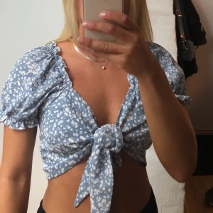 Oanvänd supersöt blommig topp - Säljer min oanvända söta topp från zaful. Jättefint mönster och söta puffärmar. Dem skickade fel storlek och därav är den för stor för mig. Frakt tillkommer på 45kr! Om många är intresserade blir det budgivning. 