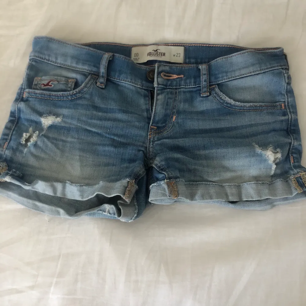 Fräscha jeansshorts från hollister med slitningar på både bak och fram. Kontakta mig vid frågor:). Shorts.