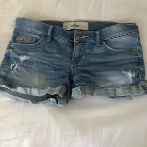 Fräscha jeansshorts från hollister med slitningar på både bak och fram. Kontakta mig vid frågor:)