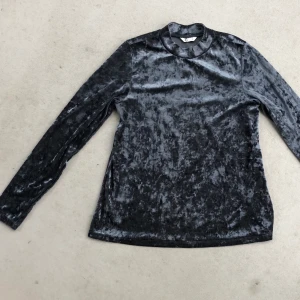 Sammetströja Cubus  - Storlek S. Sammetströja från Cubus. Väldigt fint skick, inga tydliga skavanker. Len och mjuk insida, elastiskt material.