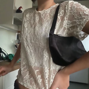 Blommigtröja  - Linnet under tröjan ingår inte 😊