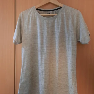 Lager 157 träningströja stl XL - Den är använd ett fåtal gånger då den är ganska tight på mig. Kan mötas upp eller skicka, jag står INTE för frakten