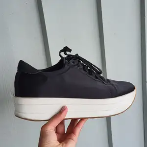 Fina Vagabond sneakers i fint glansigt material. Använt max två gånger så är så gått som nya. Super komfortabla med hög sula. Passar till allt!👟