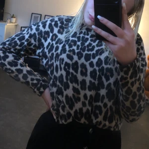 Leopard tröjan  - Otroligt skön och fin tröja från Gina Tricot, köptes för 200kr. Knappt använd, köparen står för frakten 