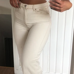 Vita jeans från Monki! - Säljer mina fina jeans från Monki, modellen är Yoko 💕 frakten ingår i priset!