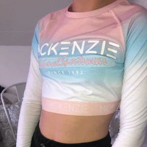 En fin träningstopp - En jätte fin tränings topp från mckenzie i storlek 10-12 år men sitter som en xxs. Nypris:250kr mittpris: 100kr+ frakt💘💘