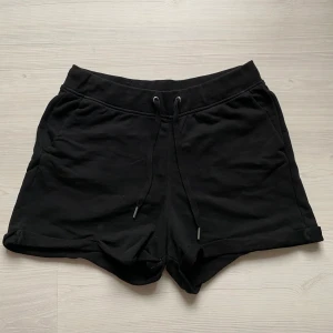 Svarta mjukisshorts - Sköna svarta mjukisshorts från H&M:) Frakt: 45kr