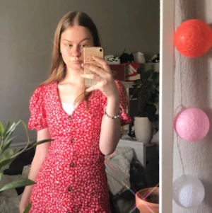 Röd klänning H&M - Jätte söt klänning, nästan aldrig använd pga för liten storlek för mig.