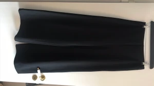 Världens snyggaste och skönaste byxor - Svarta kostymbyxor i löst skönt material med vida ben. Tunga. De är stretch i tyger så de känns som mjukisbyxor men ger ett uppklätt intryck. Fint använt skick. Någon noppa. Betalas med swish. Frakt ca 60:-