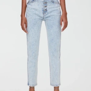 Jeans - Ljusblåa momjeans från pull&bear. Jeansen är sparsamt använda och i väldigt bra skick! Säljes då de ej kommer till användning.