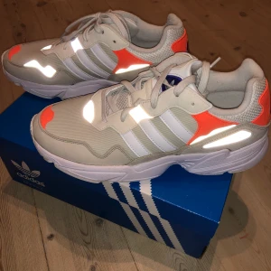 Adidas falcon - Säljer mina fina adidas Falcon! Aldrig använt då jag inte riktigt passar i modellen. De är sjukt snygga och även unika då färgen är svår att få tag i. Frakt tillkommer💗 Passar mig med 41! Postas dagen efter köpet