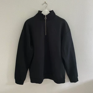 Svart polo - Svart långärmad polotröja med dragkedja från Lager 157:) Frakt: 80kr