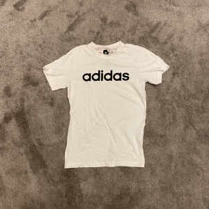 Adidas T-shirt - Säljer en adidas t-shirt i storlek 152. Nästan aldrig använd.