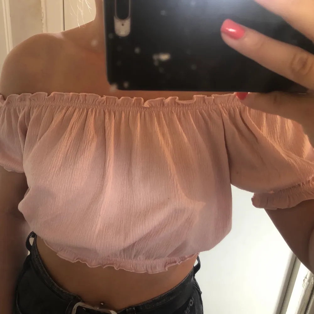 Väldigt fin ljusrosa off shoulder croptop ifrån H&M i storlek S. Bara använd 2/3 gånger. Säljer pga helt enkelt inte använder längre. 60+ frakt🥰 . Toppar.