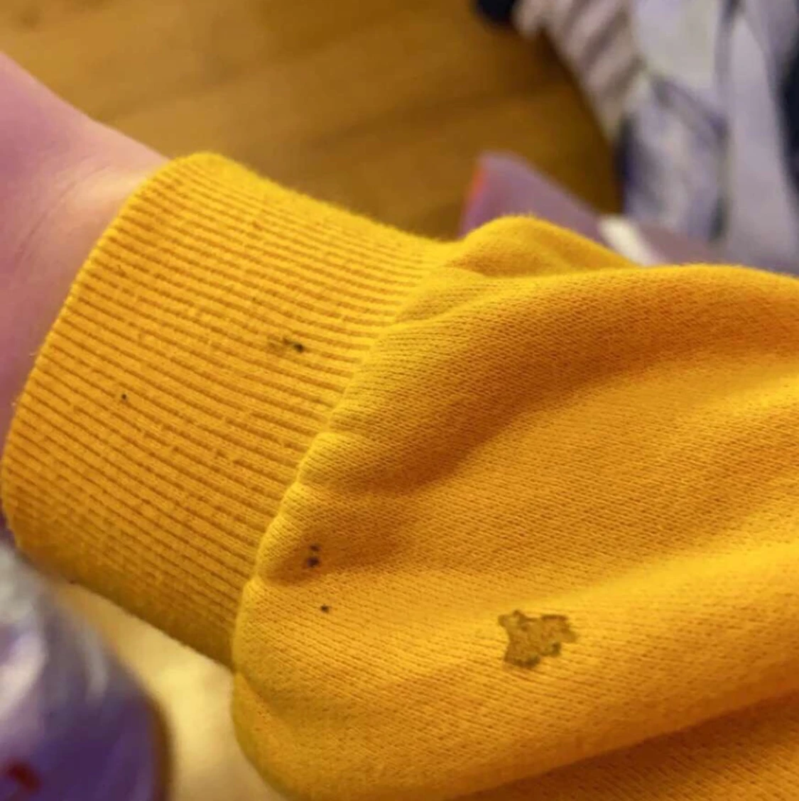 Gul hoodie med svarta och vita detaljer - 91