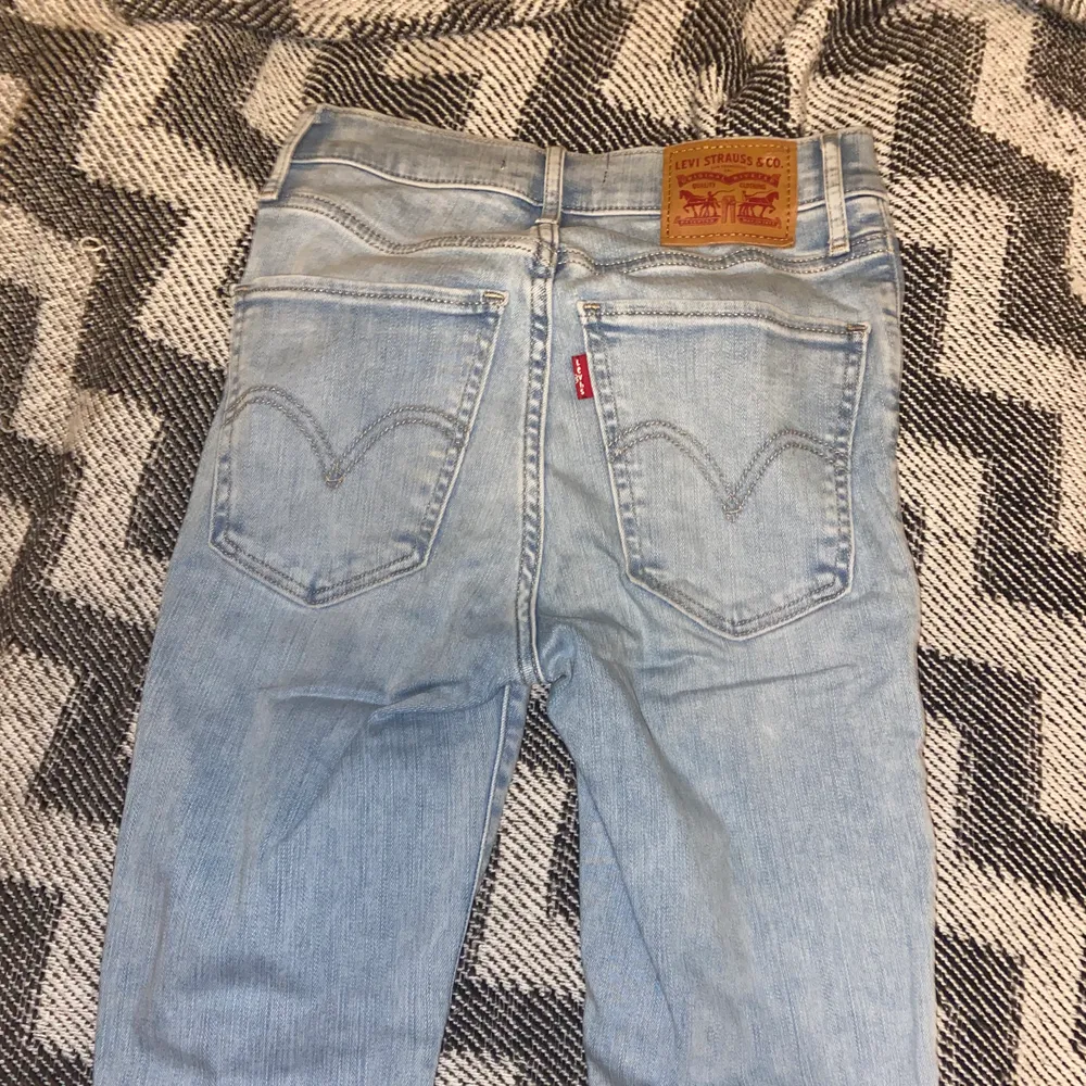 Ljus blåa Levis jeans med högmidja och raka ben. Knappt använda. Jeans & Byxor.