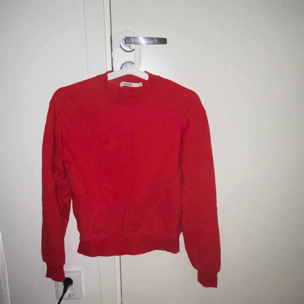 Sweater på bilden fast i röd från NAKD i str XS men är som en S ❤️. Hoodies.