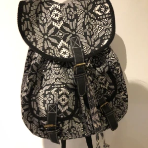 Ryggsäck - En mönstrad ryggsäck, knappt använd