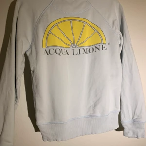 Acqua Limone Sweatshirt - Nypris 900kr, använt Max 3 ggr. Storlek medium, kan va lite oversize beroende på hur man vill att den ska sitta