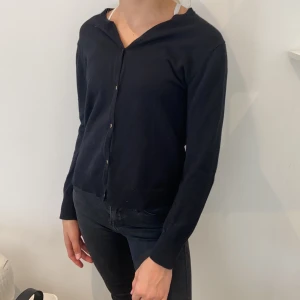 Zara kofta - Svart zara kofta med guldiga knappar. Väldigt fin och bra kvalite. Frakt 37kr🖤