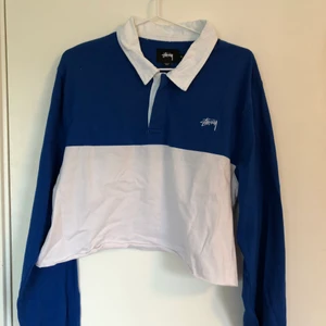 croppad stussy tröja - så snygg stussy tröja med krage i storlek xl. skulle säga mer storlek l men passar s-xl. tjock som en vanlig t-shirt/ lite tjockare! skriv för fler bilder och ansvarar inte för postens slarv🥰💗