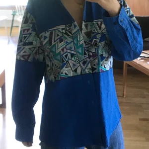 Unik långärmad skjorta - En riktigt najs skjorta köpt på loppis, perfekt skick men några vita minifläckar fram. Coolt mönster. Jag är s och den är lite overzised!