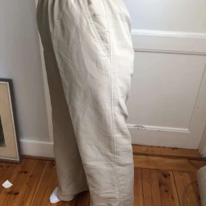 Beiga byxor! - Köpta second hand för 200kr! Väldigt bra skick! Passar S-L beroende på hur man vill att dom ska sitta❤️frakten kostar 60kr! 