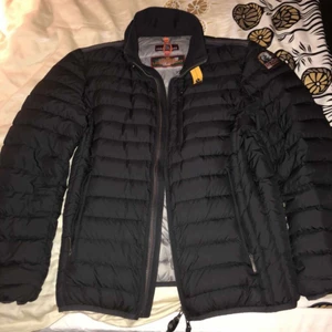 Parajumer smal - Köpt för 3900 i kidsbrandstore säljer den för halva priset ett är gammal inga märken 