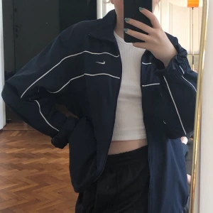 Nike jacka - Snygg mörkblå vintage Nike jacka storlek S men passar som en M skulle jag säga. Frakt tillkommer!