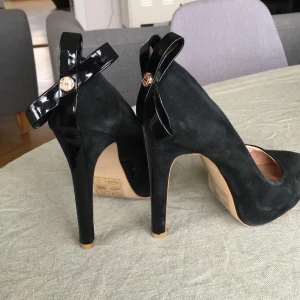 Svarta klackskor - 12cm klack svarta skor. Nypris 1000kr. Pumps