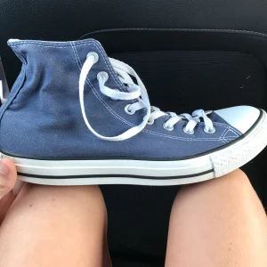 Blåa converse  - Ett par höga blåa converse i ett mycket bra skick. Frakt ingår ej. självklart äkta!