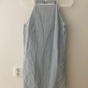Jeansklänning  - Denimklänning från Mango, i storlek S.  Endast använd ett fåtal gånger. 
