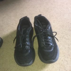 svarta skor - frakt ingår