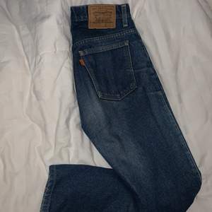 Mörkblåa Levi's Jeans, köpta secondhand. Passar till y2k stilen. BUDA FRÅN 250kr (Är 165 och de går över skorna på mig). 
