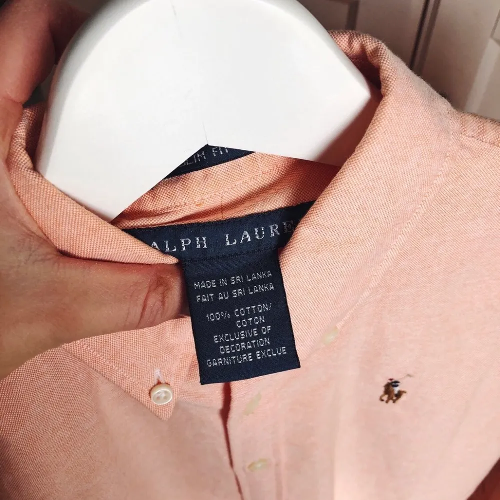 Vit- och rosarandig respektive laxrosa skjorta i SLIM FIT-modell från Polo Ralph Lauren. Båda två är i storlek 2, vilket motsvarar 32/34 eller xs/s, och använda en gång var. 400 för båda!. Skjortor.