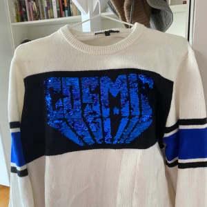 KASHMIR-tröja från Maje OANVÄND - En oanvänd Kashmir-tröja från Maje! Köpt utomlands för ca 3000kr. Mycket efterfrågad och säljs inte längre. Buda!💕