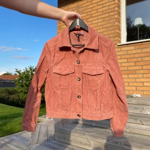 Cool Manchesterjacka - Supercool manchesterjacka från Hm. Säljer då den inte kommer till användning. Knappt använd. Kan mötas upp i Jönköping annars tillkommer frakt. Pris går att diskutera 🤍