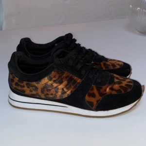 Leo sneakers  - Sköna sneakers med leo-print. Använda 2-3 ggr. Dock liten defekt fram på högra skon, därav reducerat priset. Går att limma om det stör