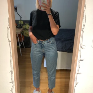 Min jeans  - Mom jeans från monki, modellen Taiki i storlek 28      Jag är 171 cm lång